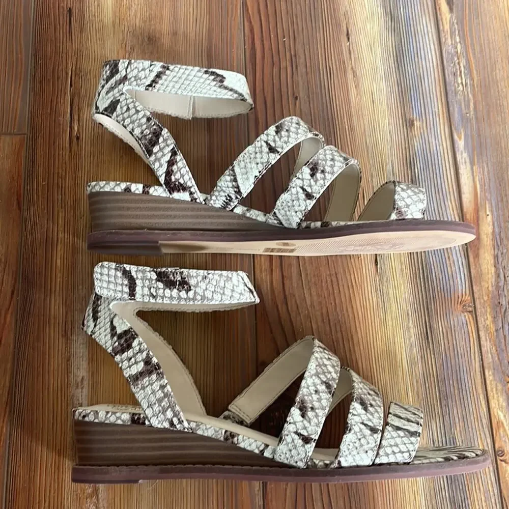 NIB Vince Camuto RESENSA Strappy Sandal Oatmeal Snake Print Exotic Size 6W
